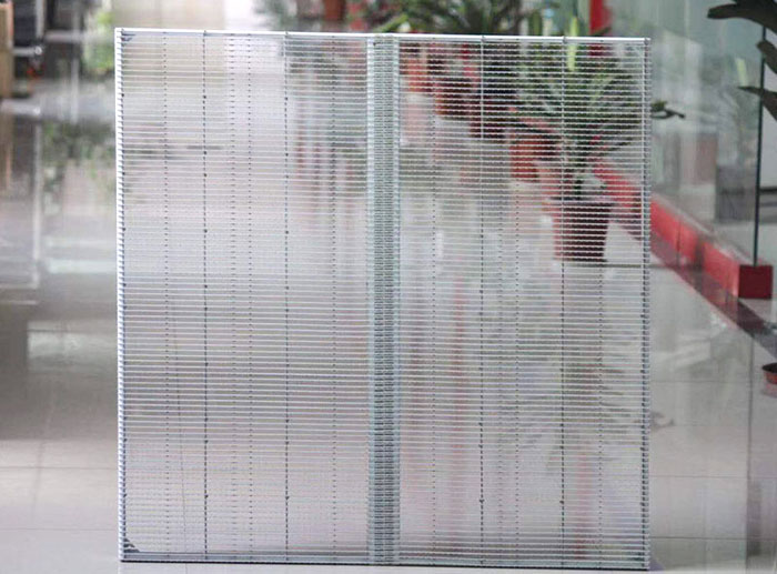 Ger en högre ljusgenomsläpplighet på transparenta LED-skärmar en suddigare bild?